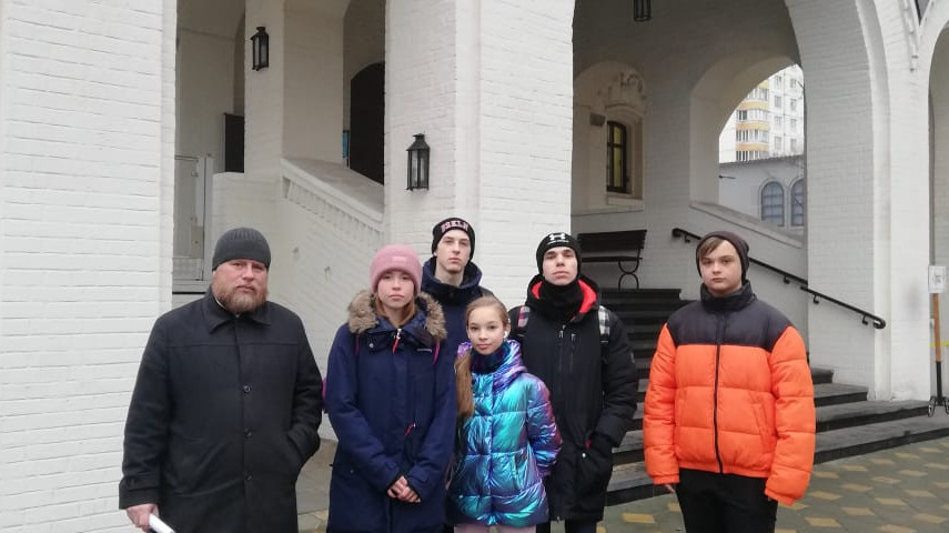 9 класс из ГБОУ Школа № 1302 пришли в храм