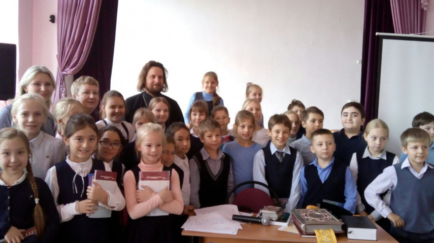 Ф.М. Достоевский: "Господи! что за книга это Священное Писание, какое чудо и какая сила, данные с нею человеку!...И сколько тайн разрешённых и откровенных! Люблю книгу сию! Гибель народу без Божьего Слова, ибо жаждет душа сего слова и всякого прекрасного восприятия". О самой главной Книге, ребятам рассказал священник храма Феодора Тирона 