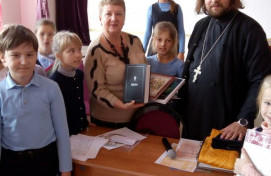 Ф.М. Достоевский: "Господи! что за книга это Священное Писание, какое чудо и какая сила, данные с нею человеку!...И сколько тайн разрешённых и откровенных! Люблю книгу сию! Гибель народу без Божьего Слова, ибо жаждет душа сего слова и всякого прекрасного восприятия". О самой главной Книге, ребятам рассказал священник храма Феодора Тирона 